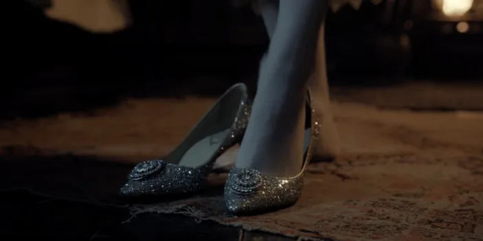 Nếu Lọ Lem trong nguyên tác có hài pha lê, thì Sophie bước vào “giấc mộng đêm hè” với đôi Jimmy Choo ánh bạc mang âm hưởng thập niên 1940 - một bảo chứng cho sự mỏng manh của phép màu cổ tích.