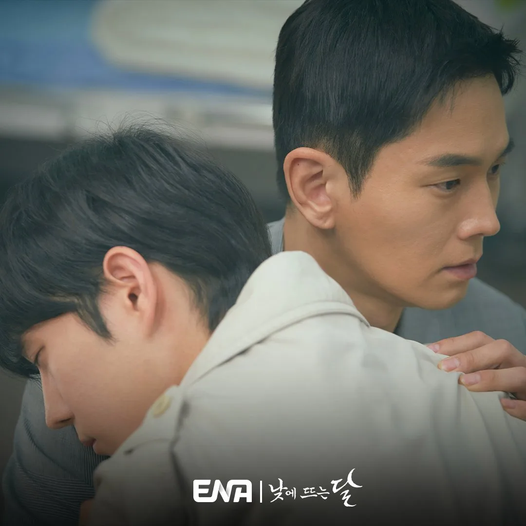 Kim Young Dae và On Joo Wan là anh em thân thiết trong Trăng Lên Ban Ngày