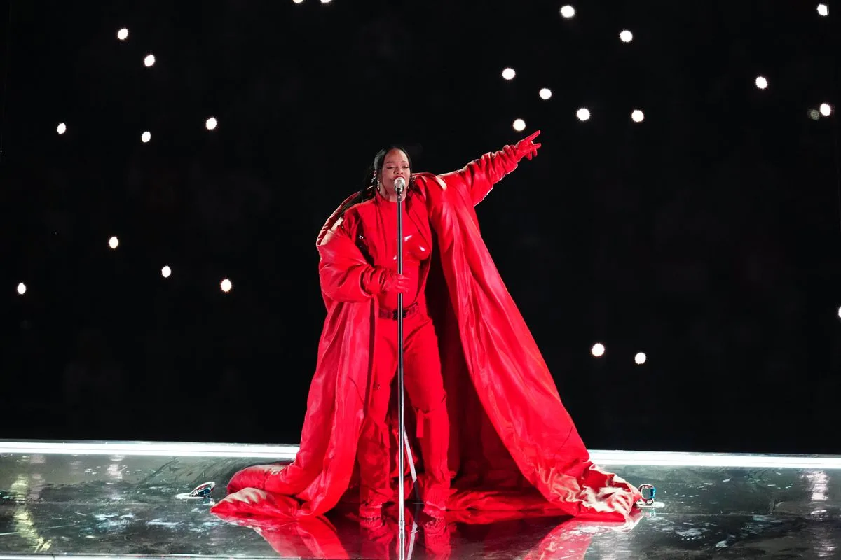 rihanna biểu diễn giữa giờ tại super bowl 2023 trong trang phục đỏ