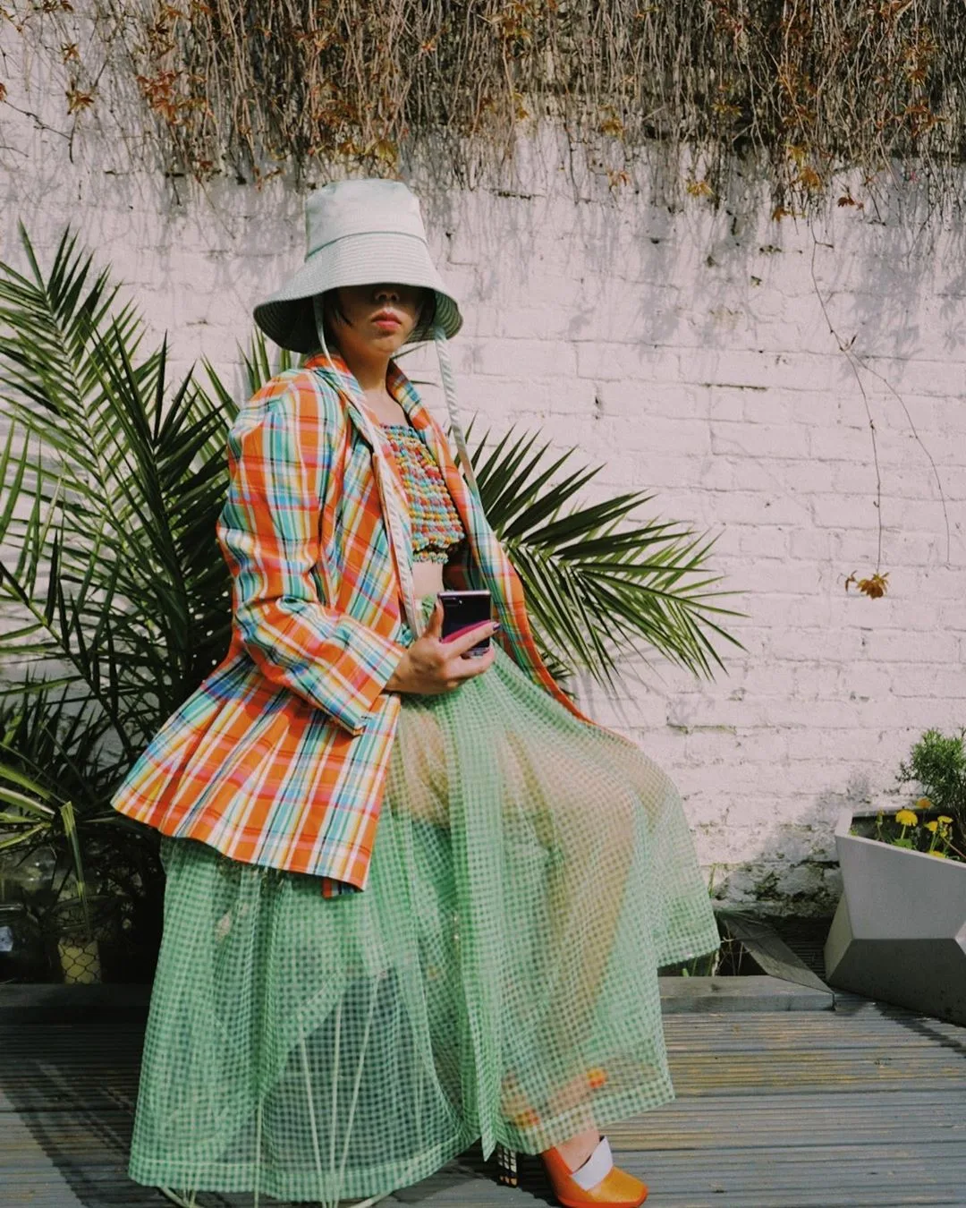 susie bubble mặc áo khoác blazer họa tiết kẻ ô madras