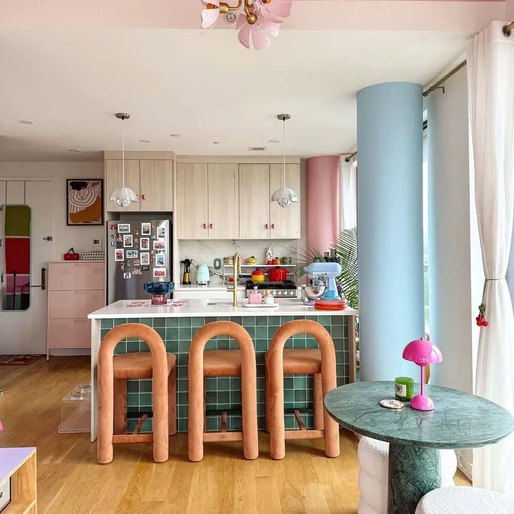 nhà bếp phong cách dopamine decor