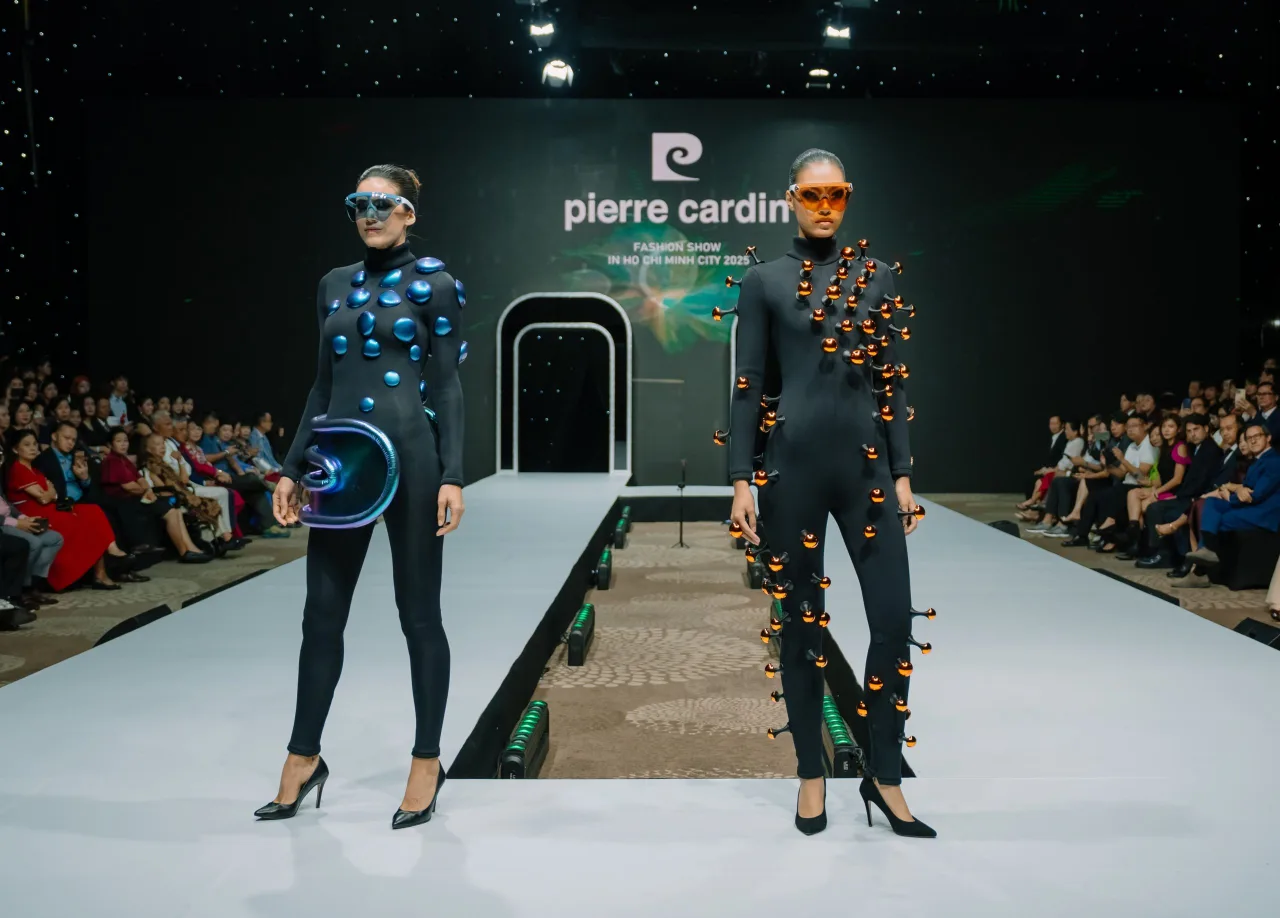 Hình ảnh thiết kế của Pierre Cardin trình diễn trong tuần lễ thời trang Paris Fashion Week