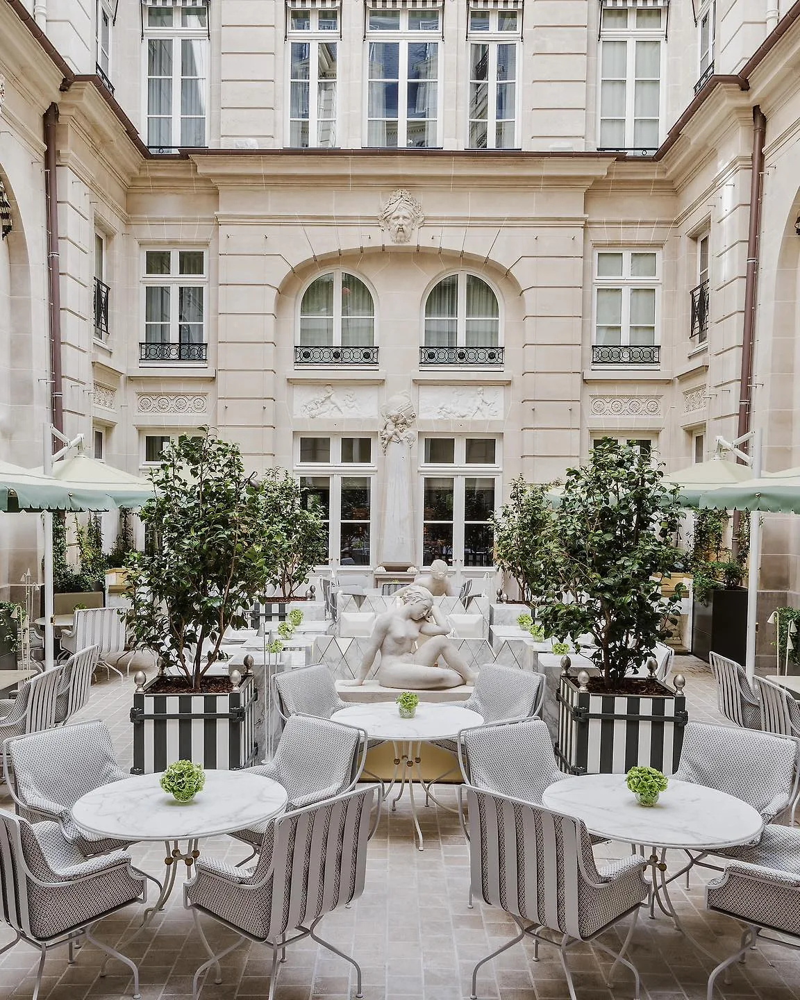 ghé thăm khách sạn Hôtel de Crillon khi đến Paris