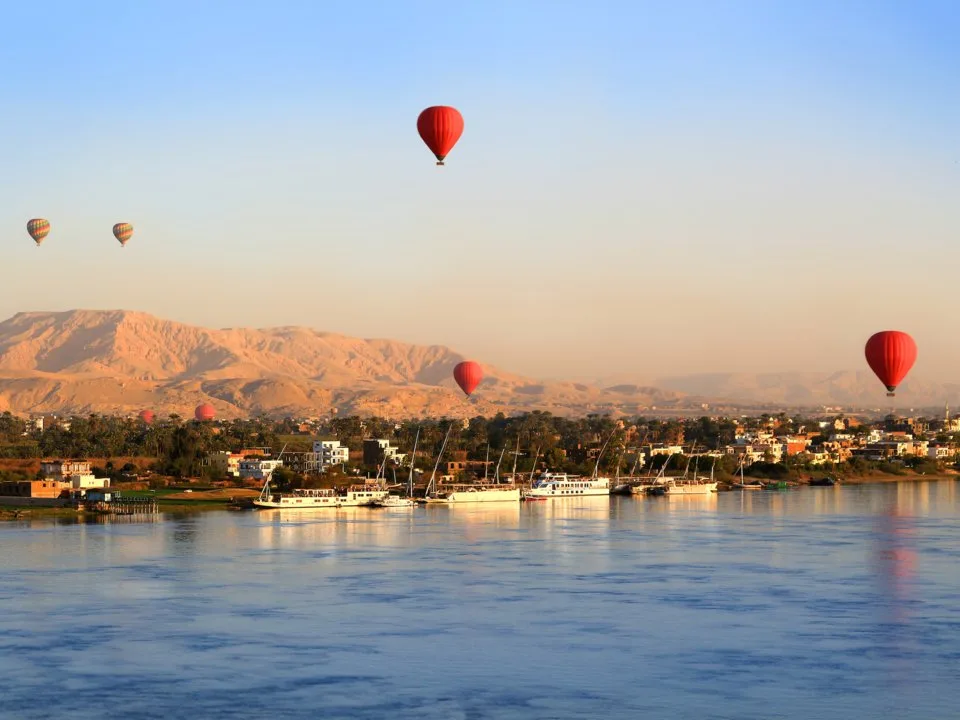 khinh khí khầu bay lở lửng bên trên sông nile