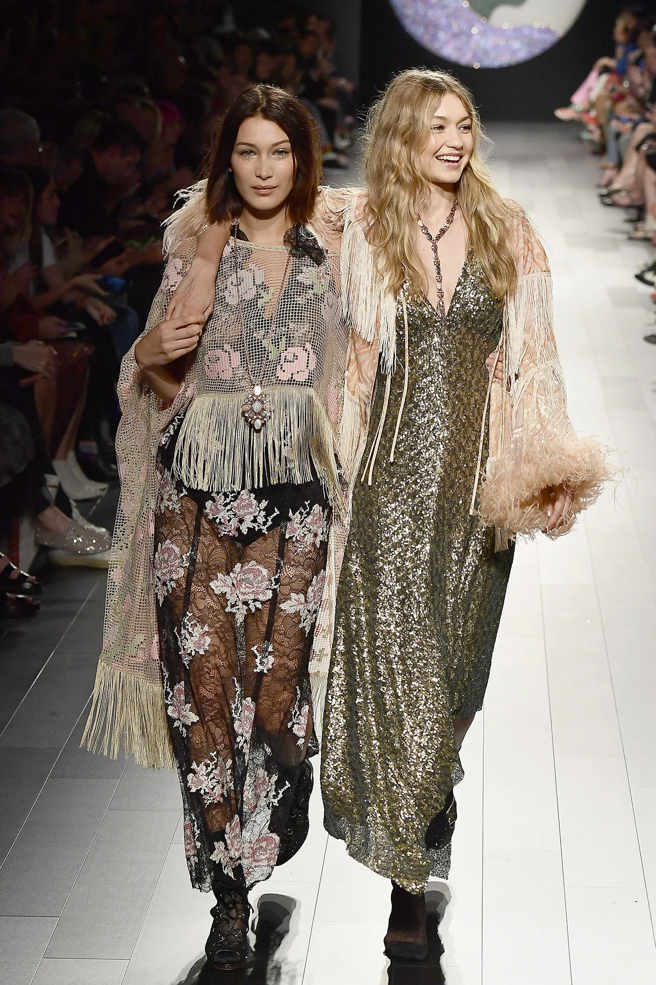 Chị em nhà Gigi Hadid và Bella Hadid diễn sâu trên sàn catwalk Chị em nhà Gigi Hadid và Bella Hadid diễn sâu trên sàn catwalk