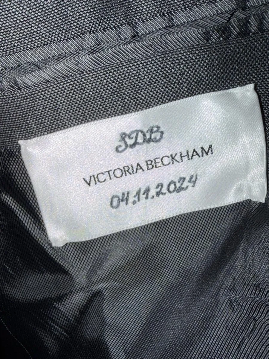 bộ suit Vic may cho David Beckham ngày nhận tước Hiệp sĩ