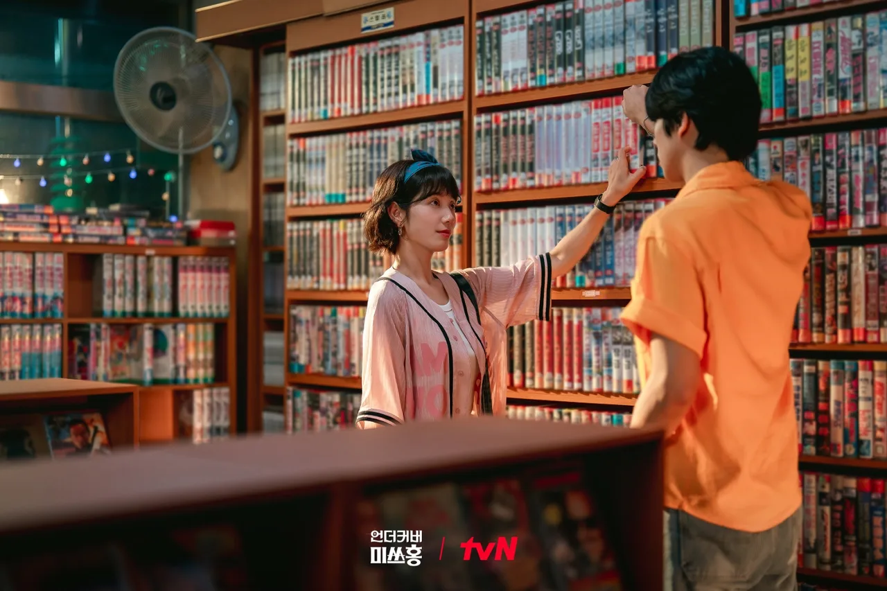 Bối cảnh retro của Undercover Miss Hong