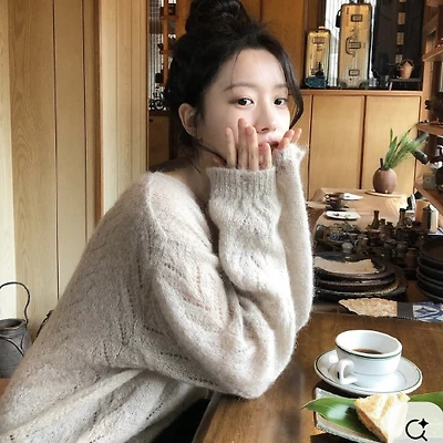 Cô gái và làn da trắng sáng khi sử dụng caffeine trong làm đẹp.