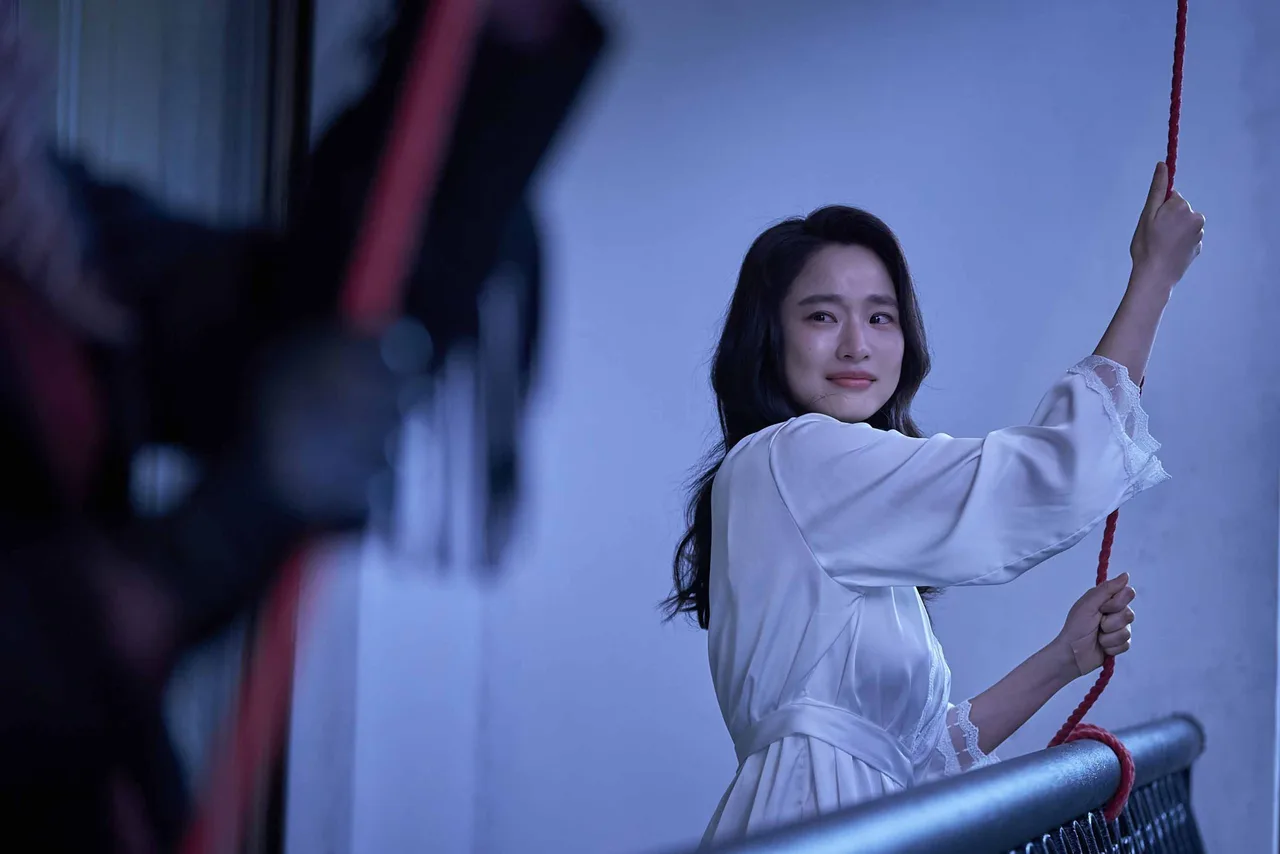 Bang Hyo Rin vào vai Ju Ae trong Aema. (Ảnh: Soompi)