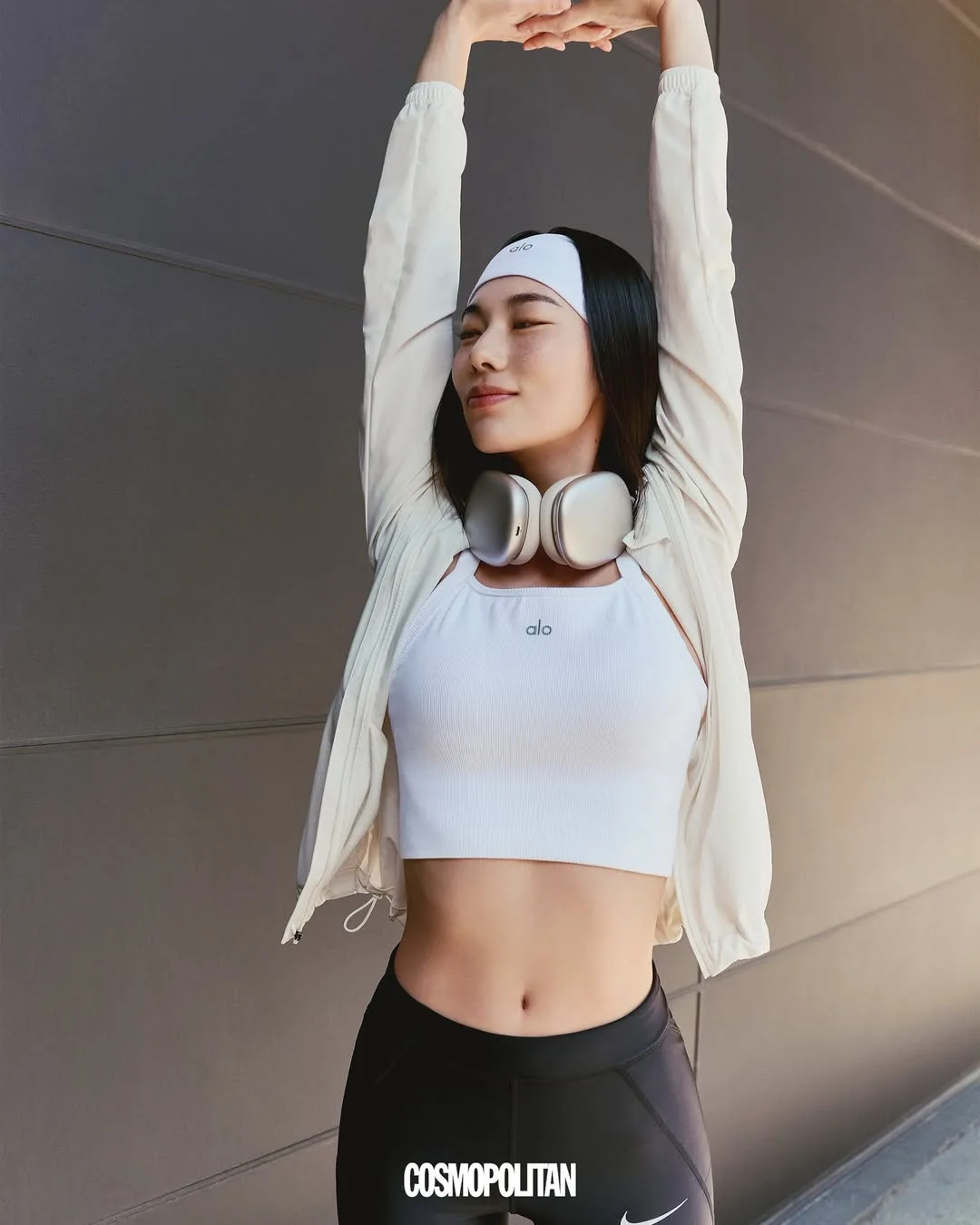 Tai nghe màu be là lựa chọn àng đầu cho các tín đồ đam mê thời trang thể thao. (Ảnh: @cosmopolitan)