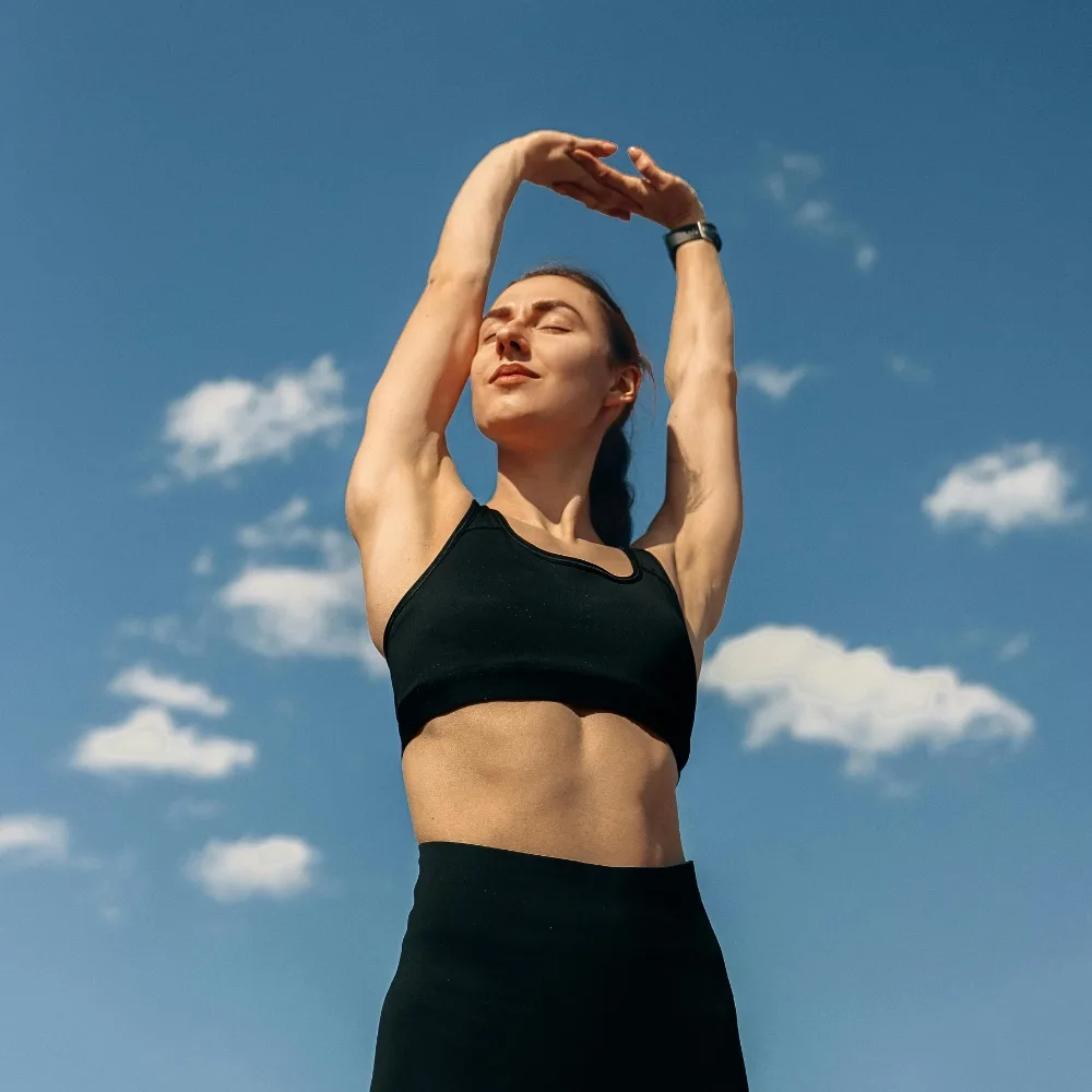 cô gái vươn vai tập thể thao nạp vitamin d