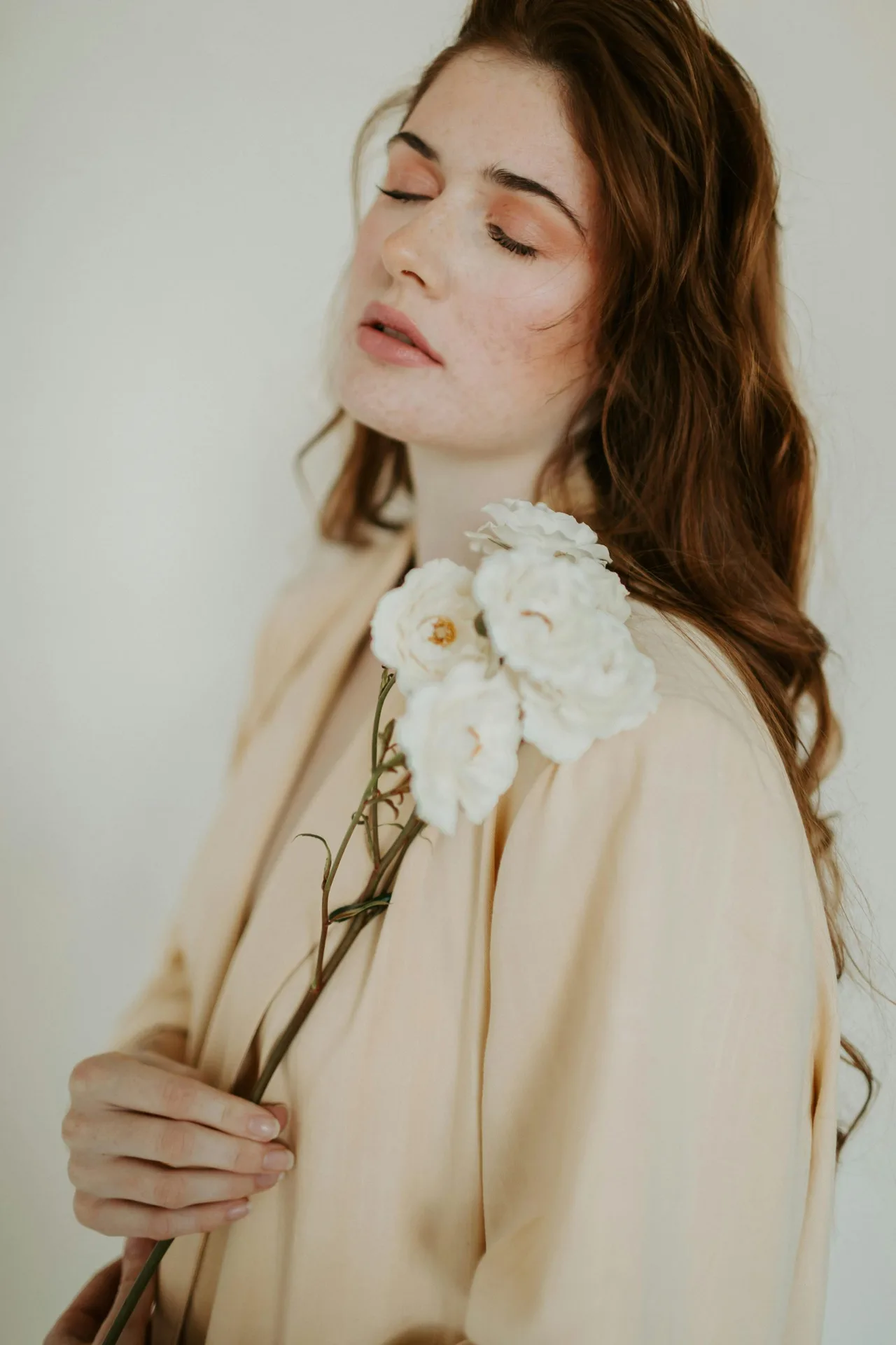 cô gái cầm hoa có thói quen tốt
