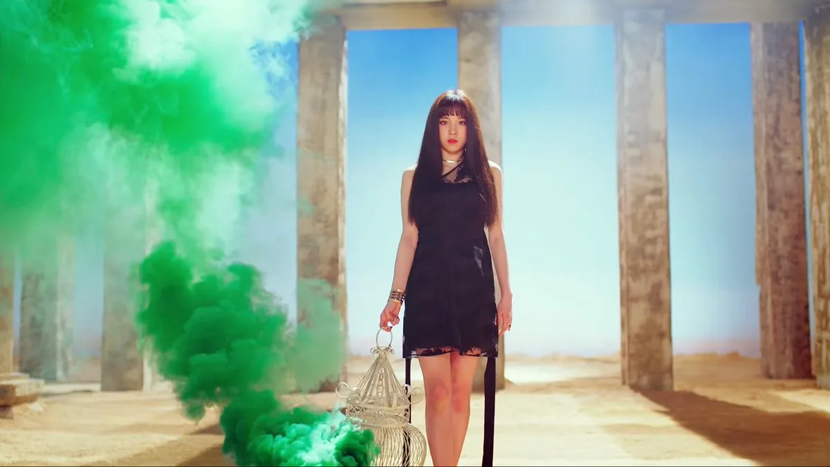 phong cách thời trang trong MV KPOP 2018 4