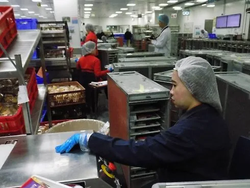 Sau các khâu chuẩn bị, từng khay đồ ăn sẽ được xếp gọn gàng vào xe đẩy và cung cấp cho các chuyến bay.