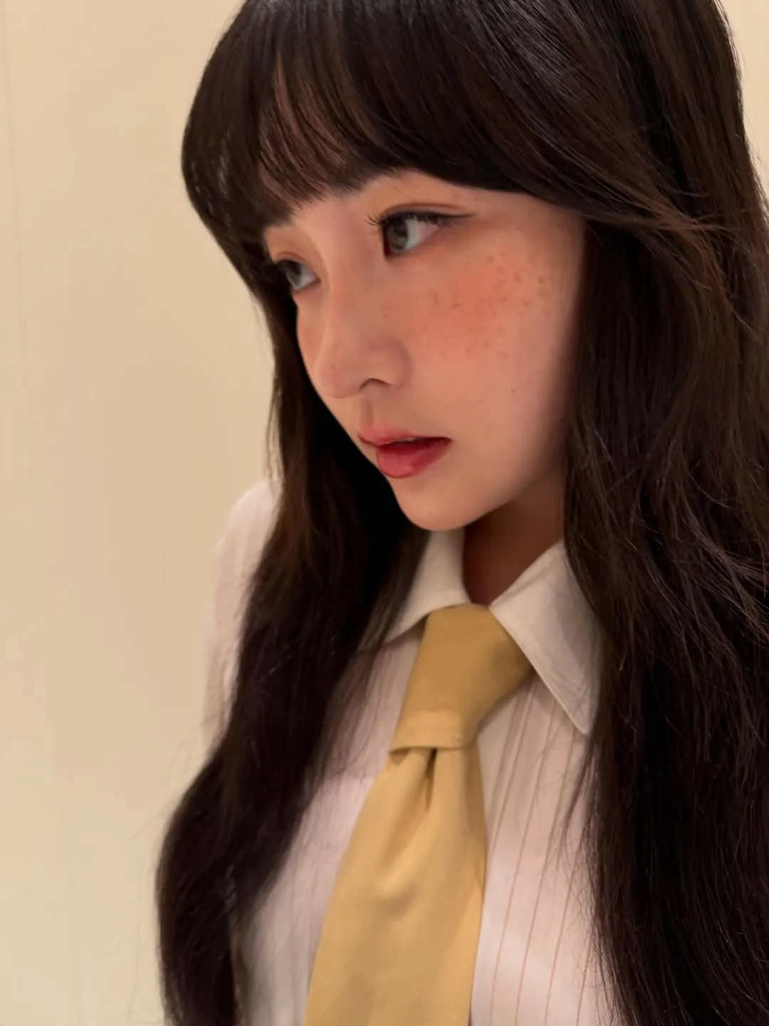Đôi mắt được Kim Min Ha lựa chọn trang điểm không quá sắc