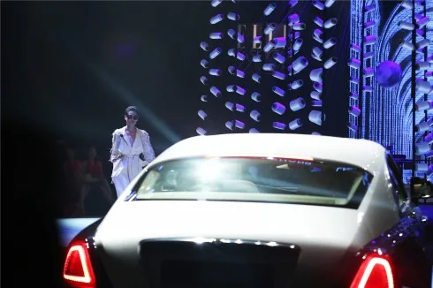 Màn trình diễn của cô cùng là một trong những linh hồn của show diễn