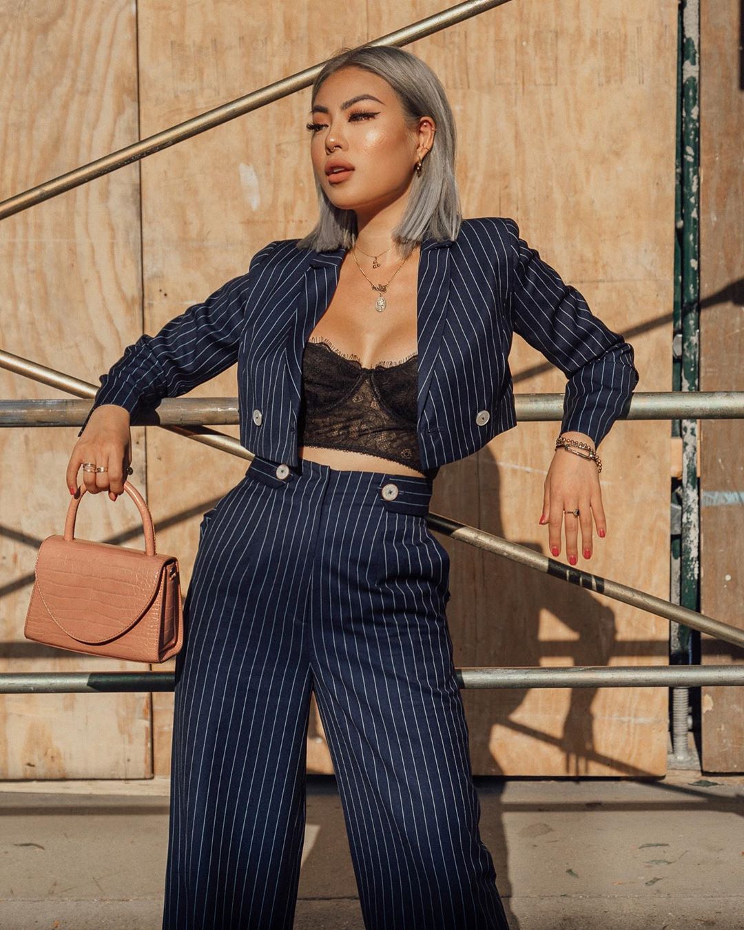 Âu phục kẻ sọc màu xanh navy kết hợp cùng áo bralette ren cá tính