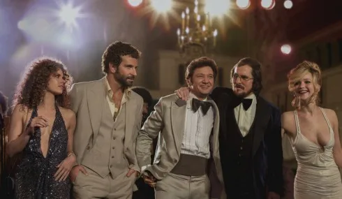 Jennifer Lawrence (ngoài cùng bên phải) trong phim American Hustle.