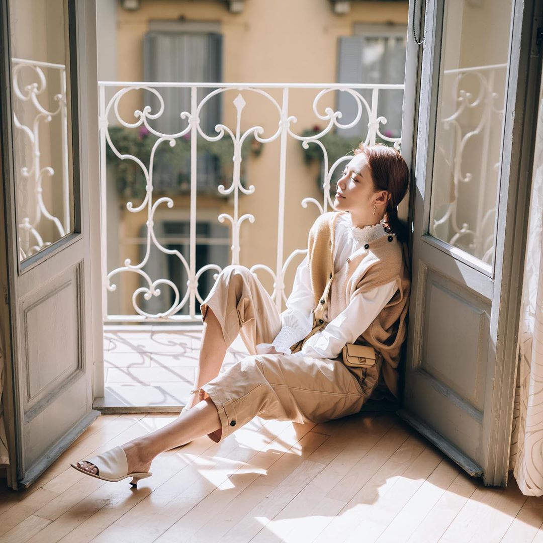 Cô gái mang giày mules bản to màu nude