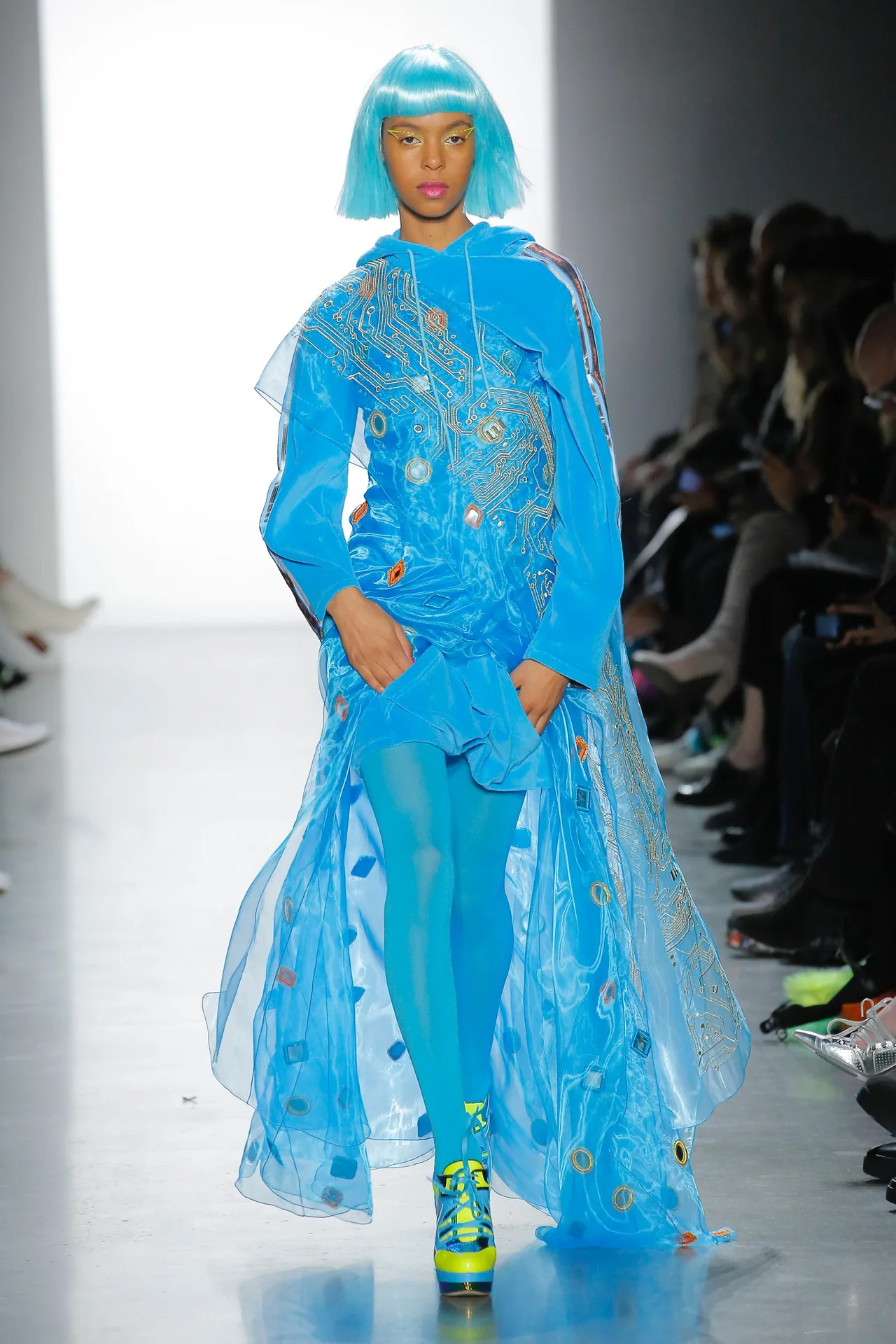 Thương hiệu Jeremy Scott Ready-to-wear Thu-Đông 2018: Rực rỡ sắc màu viễn tưởng 1 Thương hiệu Jeremy Scott Ready-to-wear Thu-Đông 2018: Rực rỡ sắc màu viễn tưởng 1