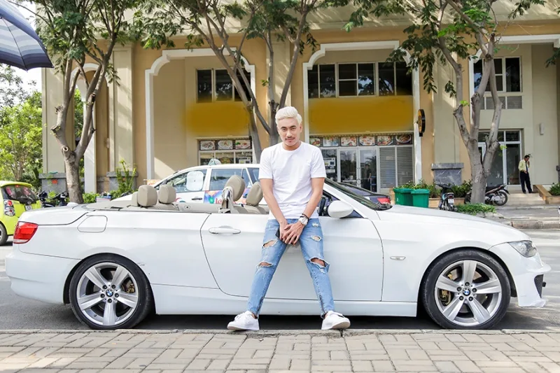 Kiều Minh Tuấn và cú lội ngược dòng trong phong cách thời trang Nhân vật Hoàng trong Em chưa 18 là một tay chơi chính hiệu, với chiếc quần Jean rách, chỉ cần thêm một chiếc áo thun basic và đôi giày bata màu trắng để hoàn thiện set đồ cực kì năng động này.