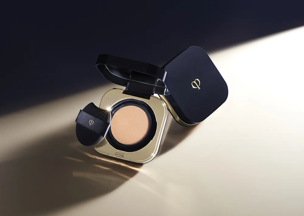 Radiant Cushion Foundation Natural - kem nền làm đẹp da từ CLÉ DE PEAU BEAUTÉ Radiant Cushion Foundation Natural - kem nền làm đẹp da từ CLÉ DE PEAU BEAUTÉ