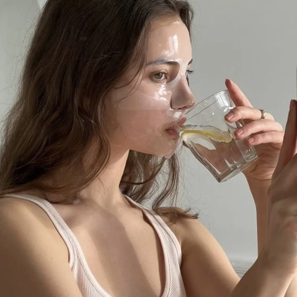 Cô gái đang đắp mặt nạ để chống lão hóa da.