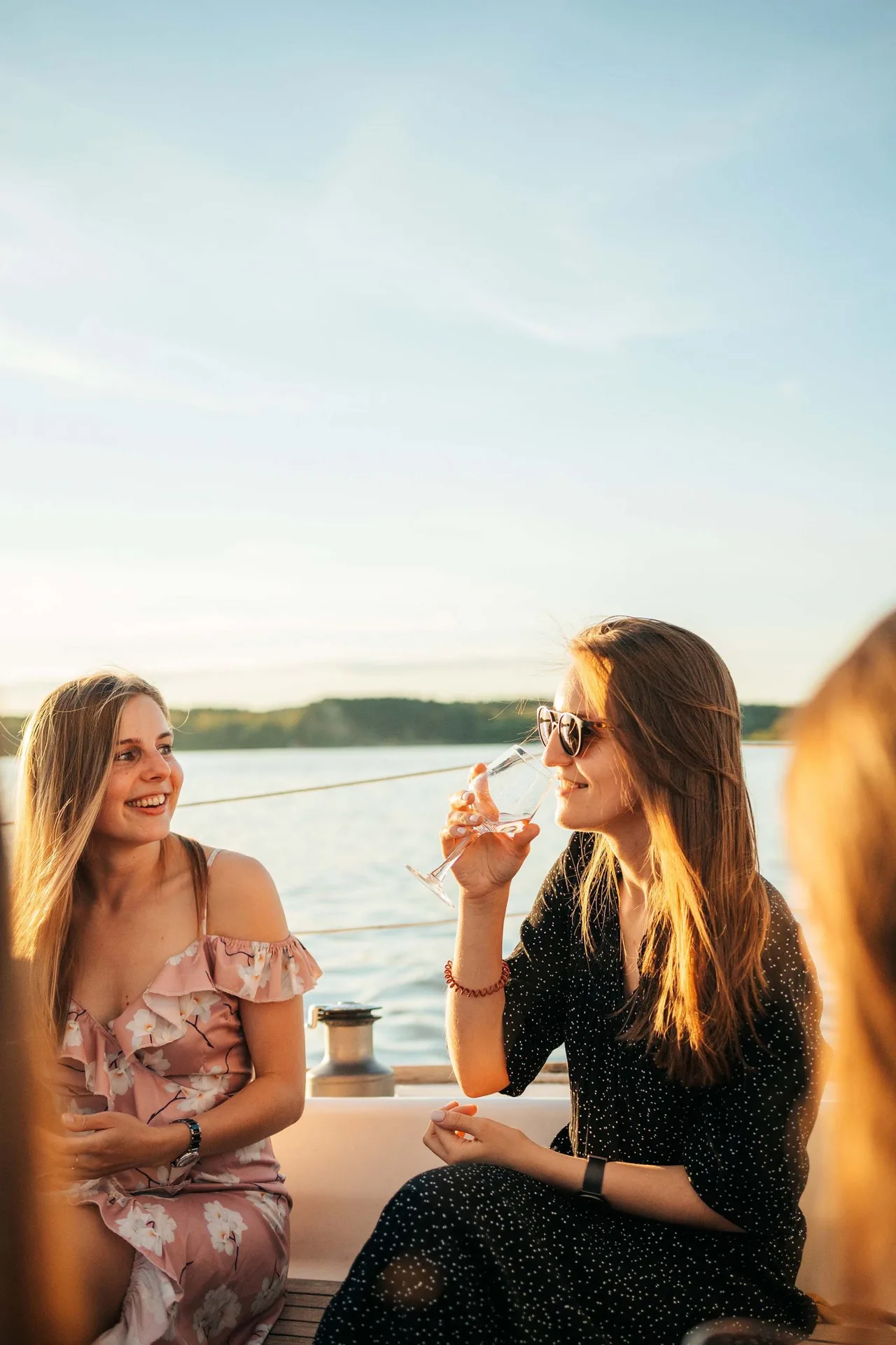 Các cô gái duy trì cuộc trò chuyện
