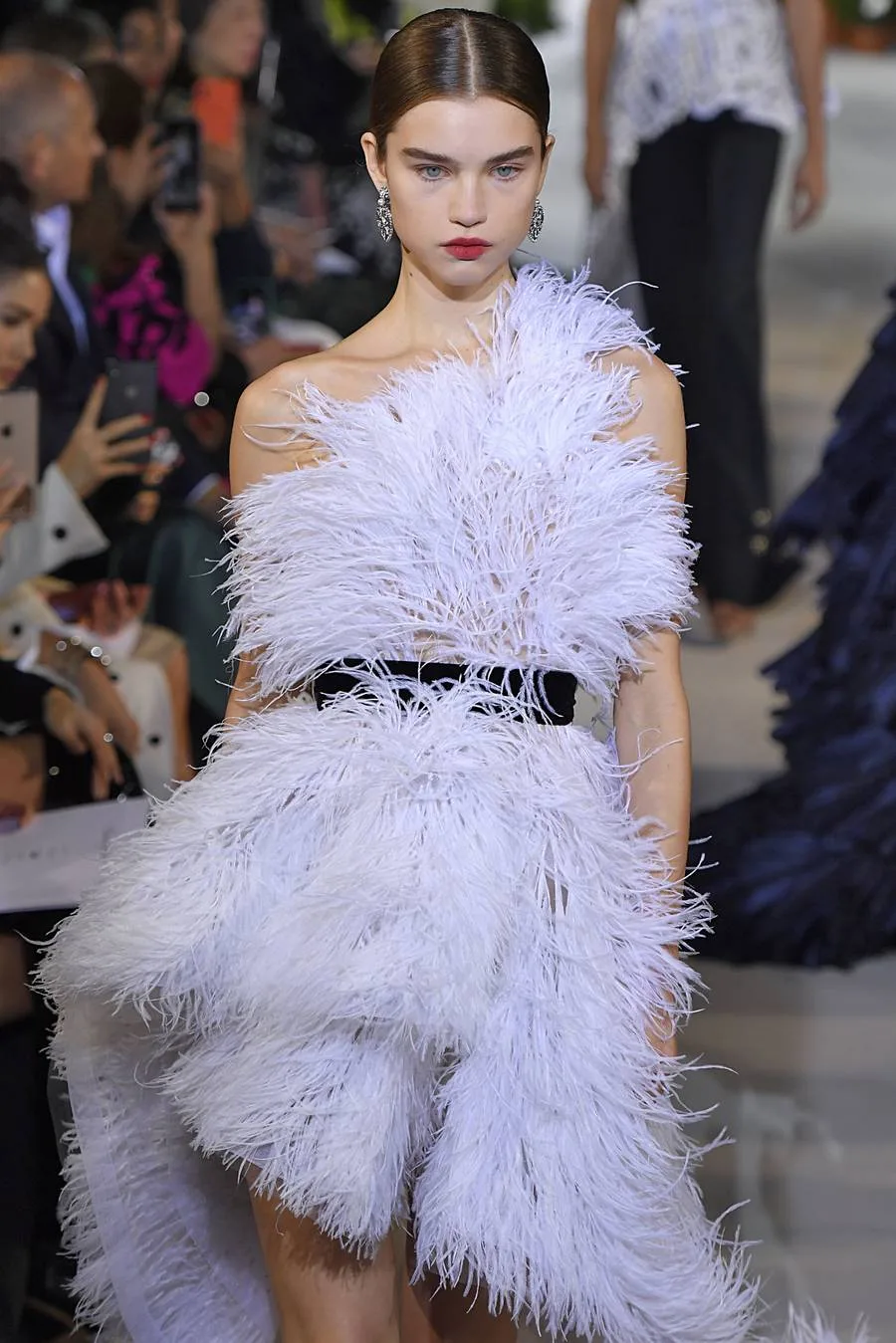 Người mẫu diện váy lông vũ màu tím của Oscar de la Renta