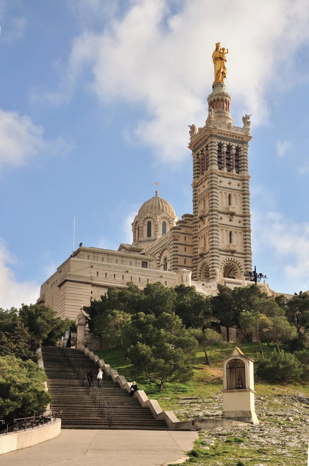 Nhà thờ Notre-Dame dela Garde lộng lẫy.