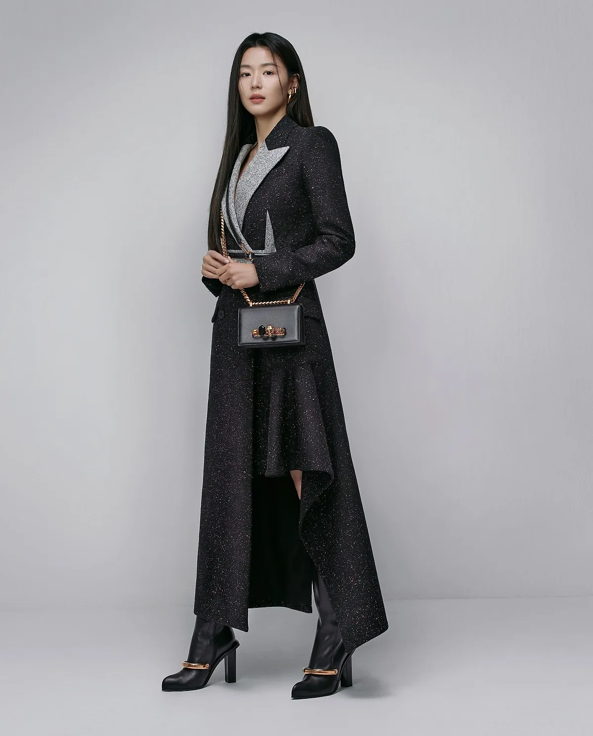 jeon ji hyun đại sứ thời trang alexander mcqueen áo đen túi xám