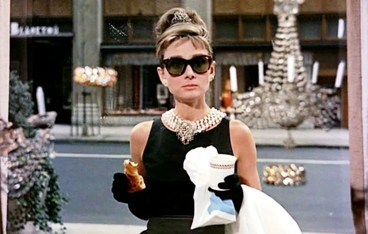 Breakfast at Tiffany's được xem là bộ phim huyền thoại của nữ minh tinh nổi tiếng Audrey Hepburn.