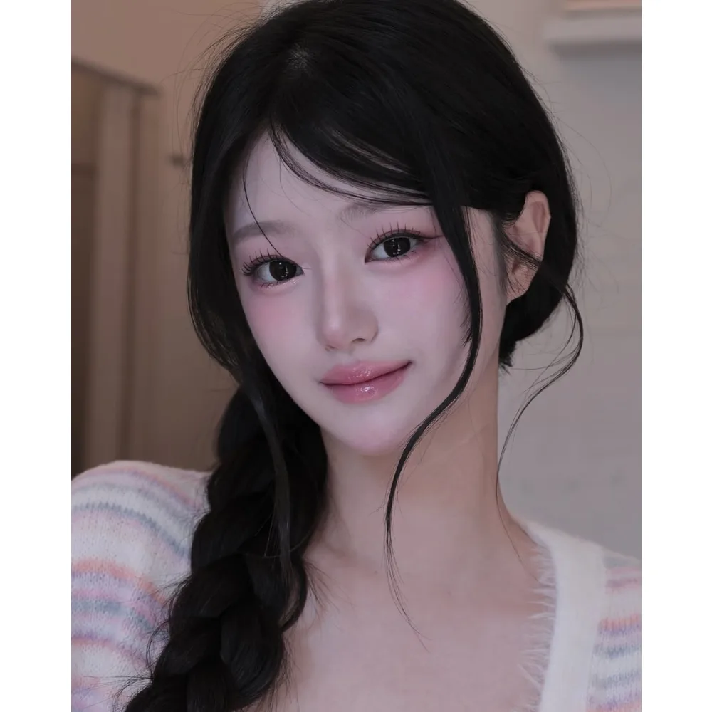 Cô gái đánh má hồng màu hồng phấn để hợp với cool undertone.