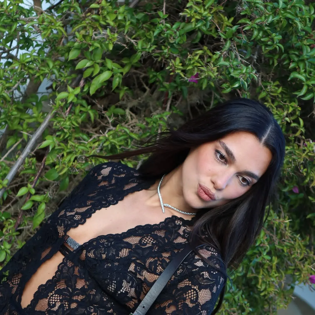 Dua Lipa diện chiếc váy xuyên thấu màu đen điểm chi tiết ánh kim từ Chloé