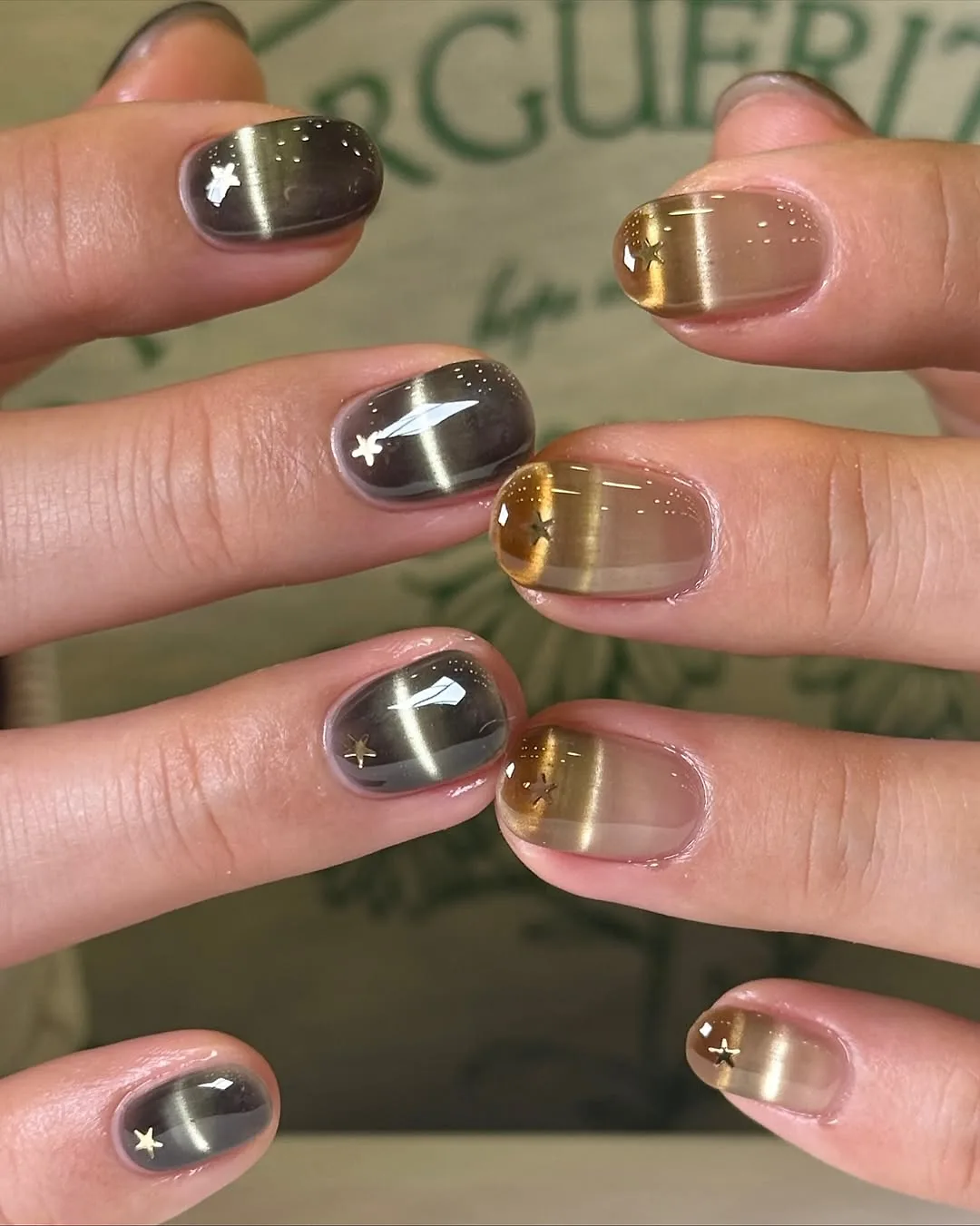 mẫu nail cat-eye được lấy cảm từ mẫu áo len