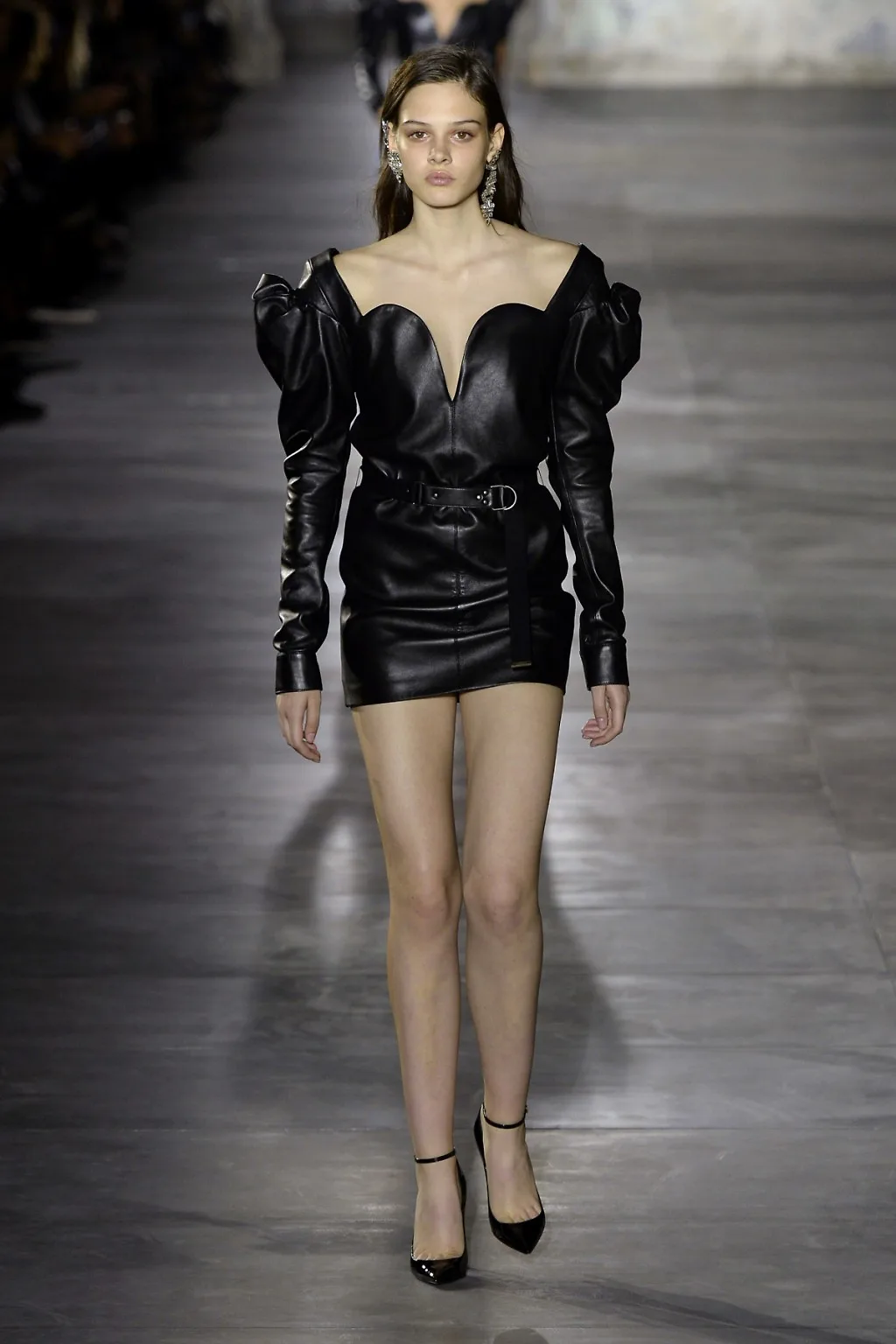 Thiết kế mở đầu BST Xuân-Hè 2017 của Saint Laurent