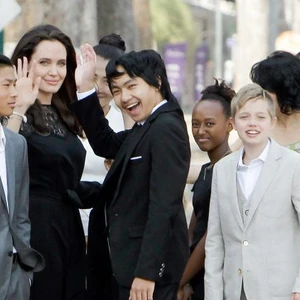 Angelina Jolie trải lòng về Brad Pitt: “Chúng tôi mãi là gia đình”