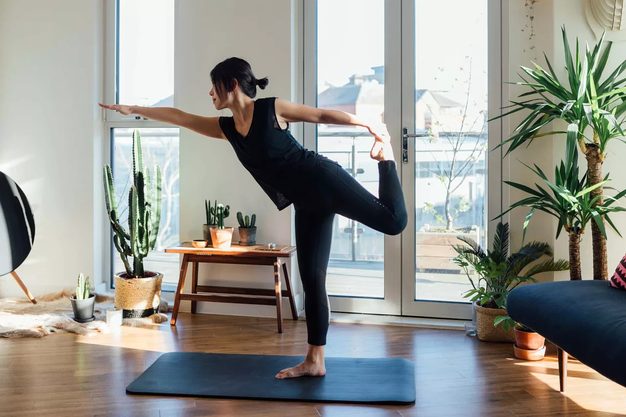 Cô gái đang tập yoga