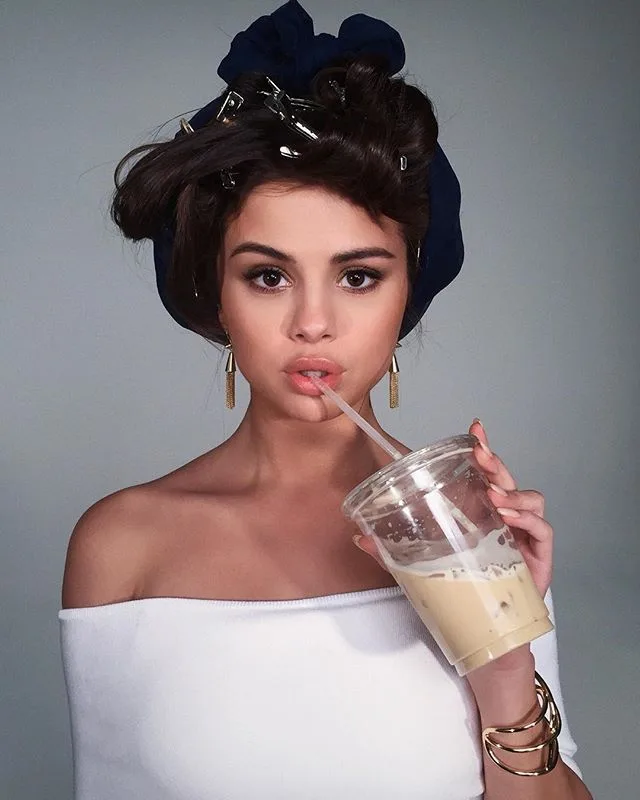 Phong cách trang điểm Selena trong suốt 3