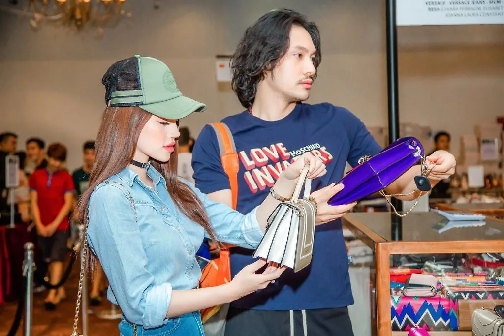“Hội nhà giàu” “rủ nhau” săn hàng hiệu giảm giá “Hội nhà giàu” “rủ nhau” săn hàng hiệu giảm giá