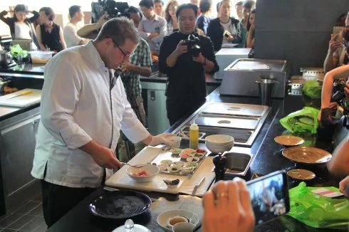 Bếp trưởng Raphael Szurek của nhà hàng French Grill trình diễn thực hiện một số món ăn trong thực đơn mới.