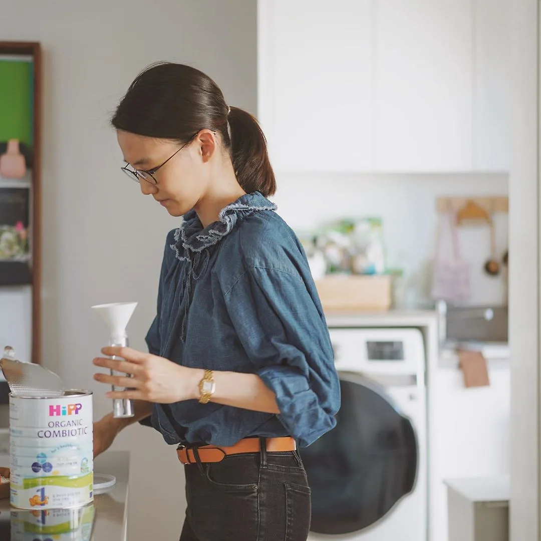 Sohee Kong mặc trang phục ở nhà với áo sơ mi denim và quần jeans đen