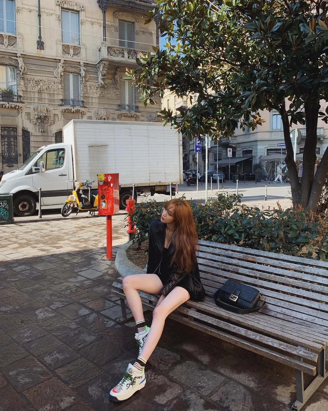 Thời trang street style phong cách sporty chic với trang phục chất liệu da và giày sneakers