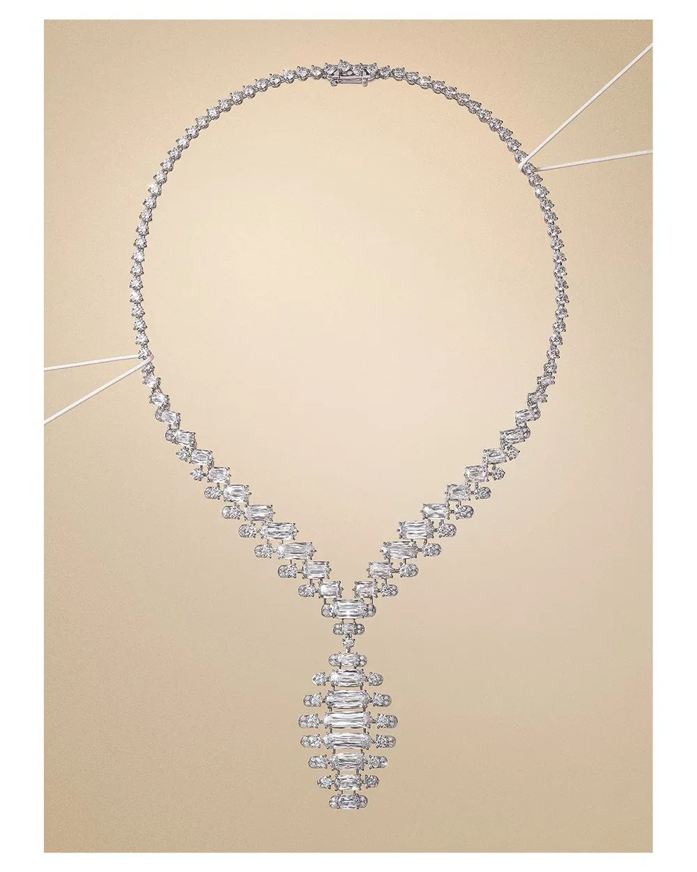 Vòng cổ Splendea hội tụ sự tinh xảo trong kỹ nghệ chế tác và những chấu đá gần như vô hình chính là lời tán dương dành cho savoir-faire trứ danh của Cartier.