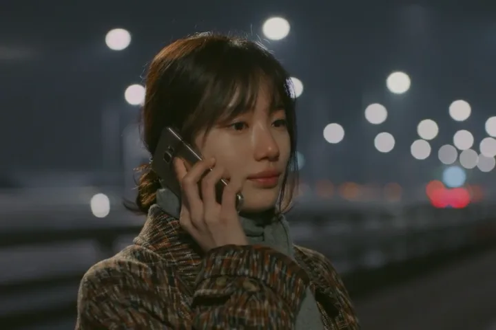 Suzy vẫn luôn trung thành với mái tóc dài đen thẳng trong Yêu không kiểm soát