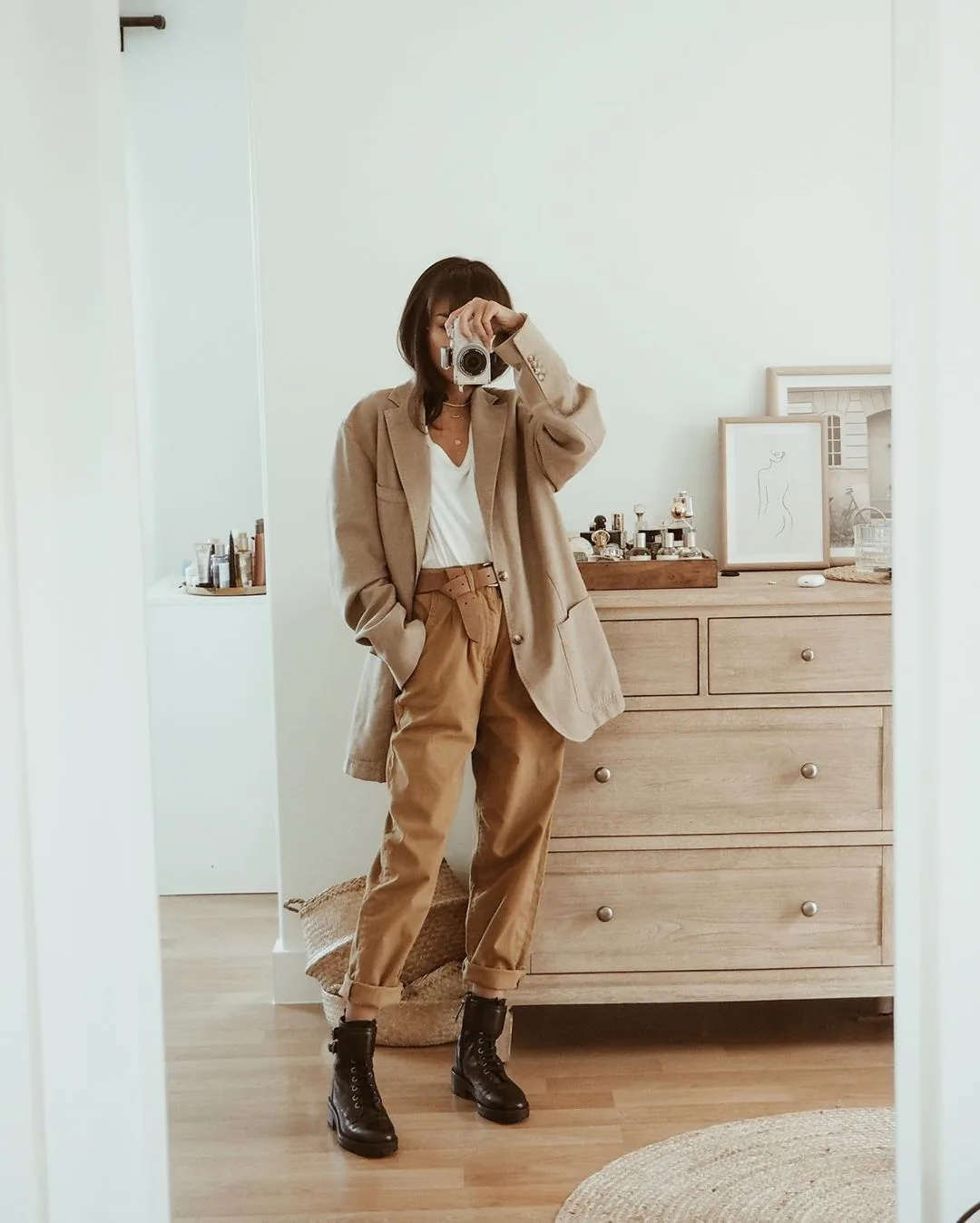 tủ đồ màu trắng và be nâu của sherlockdiary