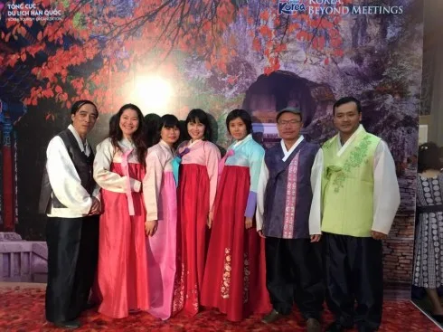 Trải nghiệm mặc thử áo hanbok và chụp ảnh lưu niệm dành cho khách mời.