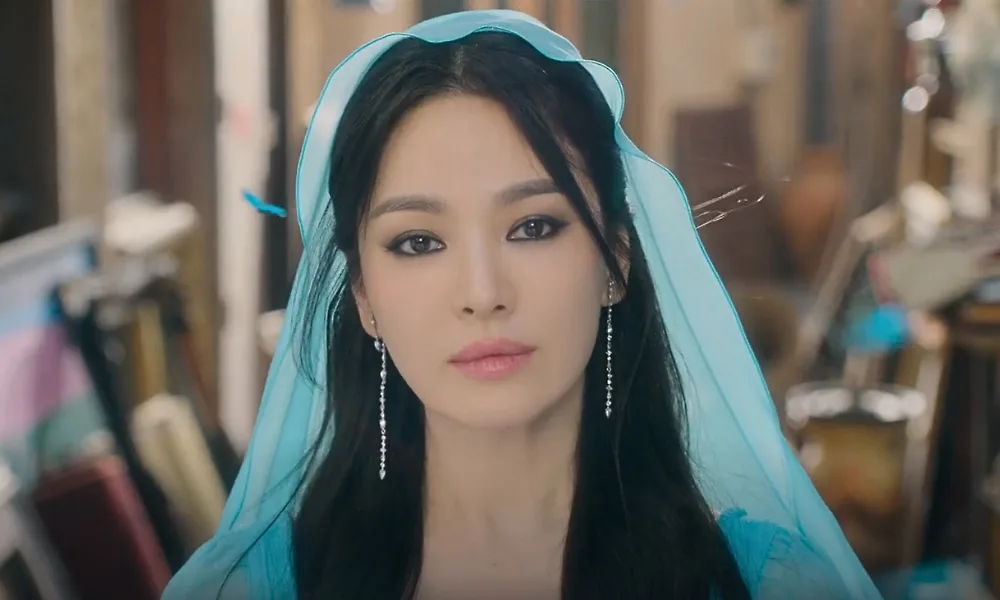 Song Hye Kyo xõa tóc, đeo khăn voan xanh trong phim Thần Đèn ơi, ước đi