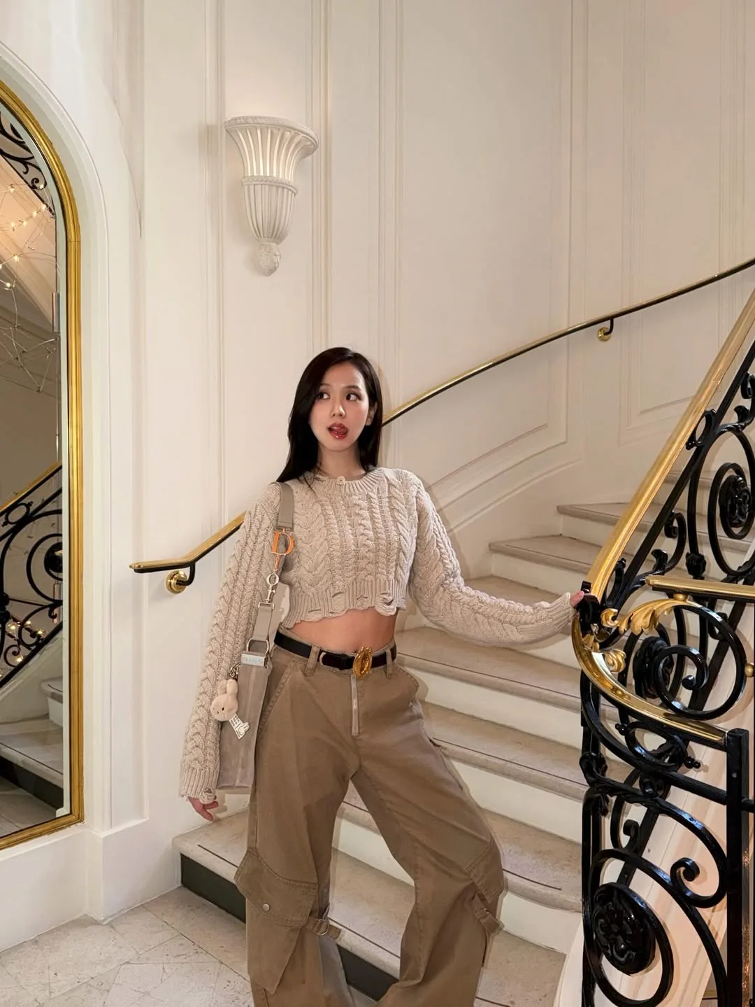 Jisoo (BLACKPINK) mang túi xách Diorly màu cát (sabbia)