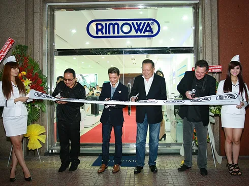 Cắt băng khách thành chi nhánh Rimowa Việt Nam